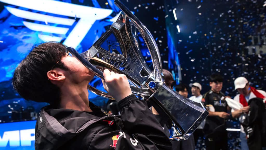 T1 win Worlds 2023 - Zeus lifts trophy