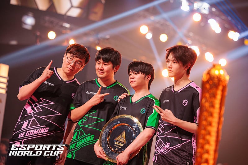 VK Gaming players hoisting trophy at ALGS Mid-Season Playoffs finals at EWC 2025