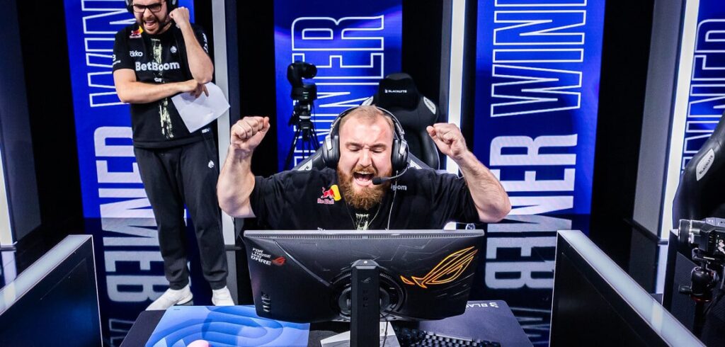 Team Spirit chopper calls Falcons CS fans at EWC « hired workers »