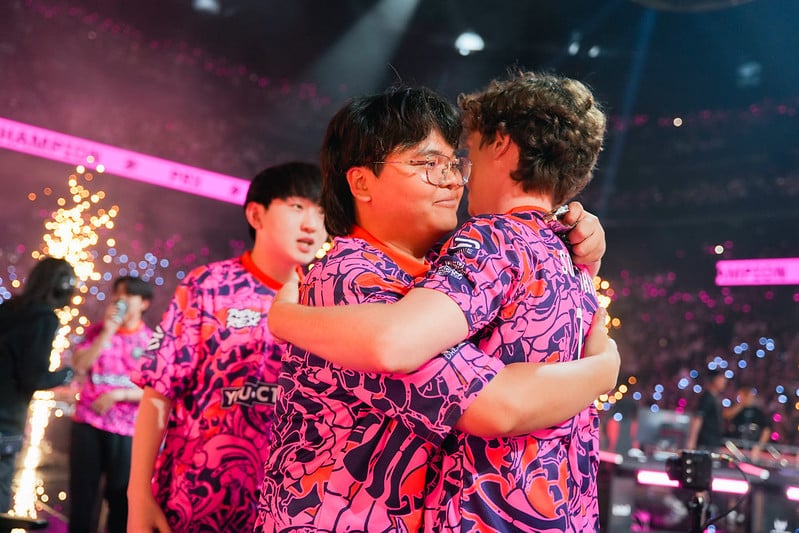 Paper Rex members hug at VCT Pacific Stage 2